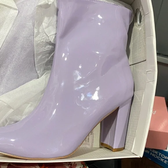 Elegant Lavender Heeled Boots - Picture 4 of 4
